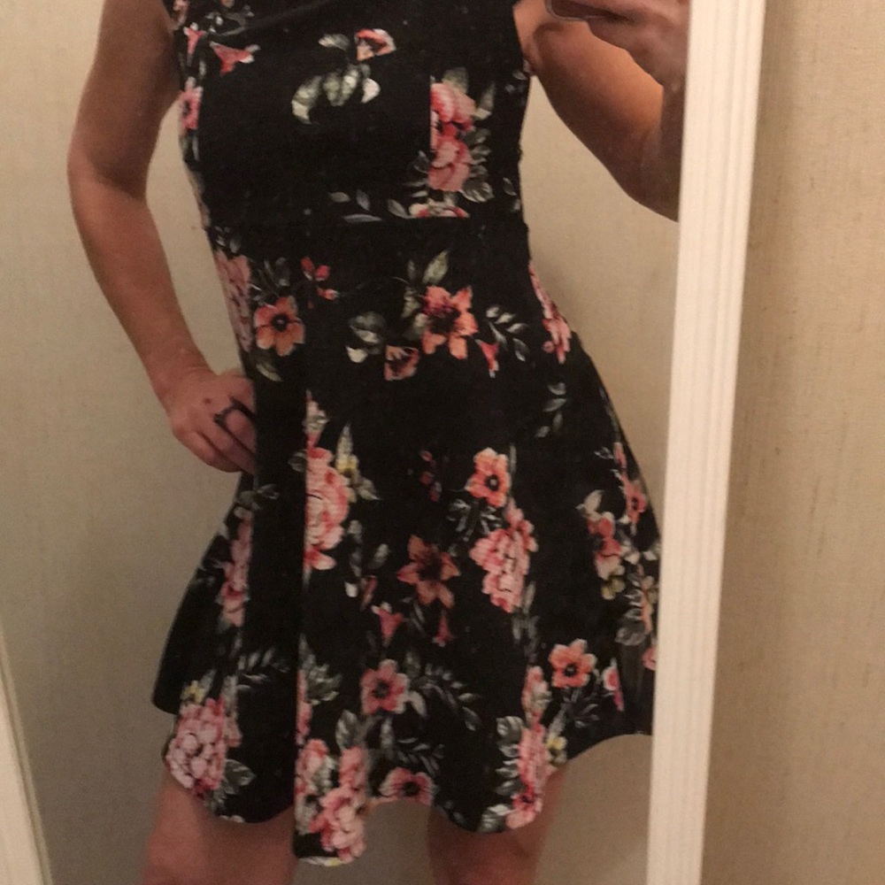 Gorgeous floral dress! Small